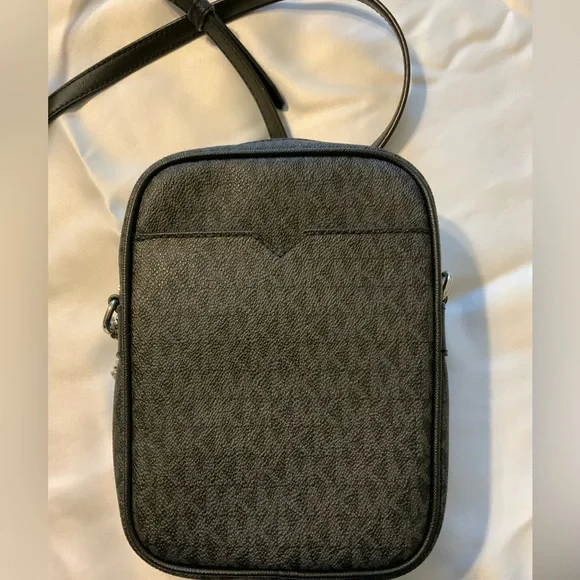 Michael Kors Jet Set Medium Black Crossbody Bag - Picture 2 of 8